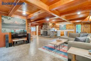 Charming Home with Free WiFi washer&dryer Wood Fireplace and Furnished Deck - Image 2