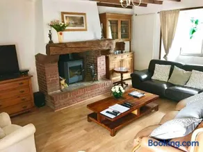6Bed-Sleeps12-GroupRetreat-YogaStudio-PetFriendly - Image 2