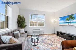 Modern 2BR 2BA Condo Sleeps 8 with Gym Laundry 20 Min to NYC - Image 2