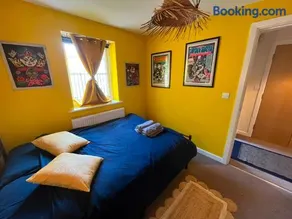 Cosy Blue Riverside Bristol Home - Image 5