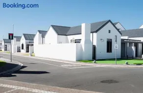 Modern Langebaan Escape with Braai & Parking - Image 2