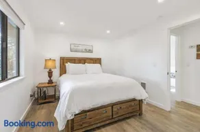 2BR Lakefront Cottage Fireplace Quiet Retreat - Image 3