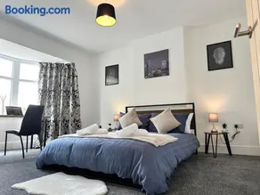 Spacious Detached Home Close to City with Ample Parking on the Drive - Image 5
