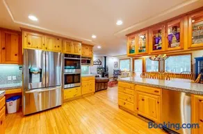 Mountain Home with Access to Shared Pool Hot Tub Sauna & Tennis - Image 4