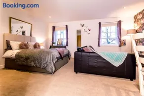 Chester City Studios with River Views and Parking by Rework Accommodation - Image 1