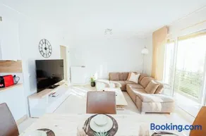 Stunning 2 bed Mamer free parking - Image 1