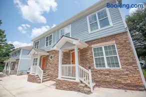 Basic 4 bedrooms with 7 beds 15 min from downtown sleeps 9 for Work crews and Large groups - Image 1