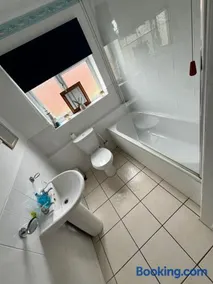3 Bedroom House With Balcony Close To Beach - Image 2