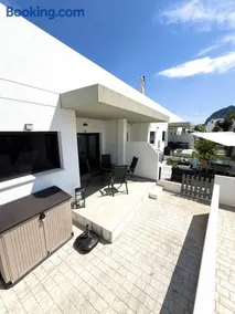 Charming bungalow with panoramic rooftop terrace - Image 2