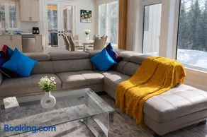 Muskoka Cottage Retreat with BBQ, Fire pit and Game Room Fun - Image 4