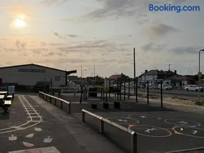 Sandy Feet Retreat Hayling Island Sleeps 7 - Image 5