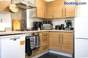 Serene Contractor Pad - Slough, Heathrow, Windsor - Free Parking- WiFi - Sleeps 6-7 - Image 3