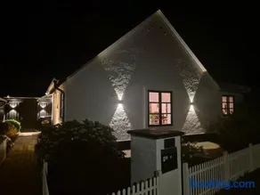 House close to town and shopping - Image 3