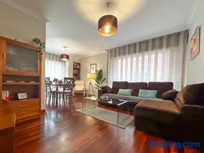 Apartamento completo, amplio, muy iluminado y con plaza de garaje incluida. - Image 1