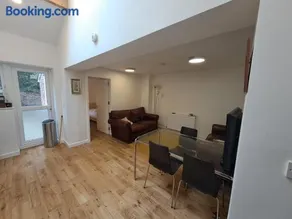 Comfortable stay close to Sale tram station 2bedroom free parking - Image 5