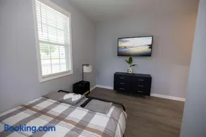3 Min to Downtown - 10 Min to Elon - Smart TVs - Image 3