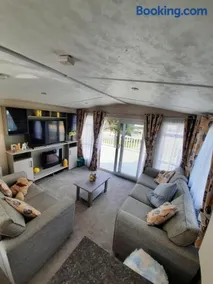 Luxury 6 berth caravan full decking - Image 4
