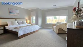 Sandy Shores Capel, New Build, 5m walk to beach, 7 min to springs - Image 3