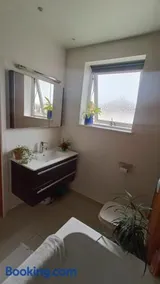 Double bed, ensuite, off street parking - Image 5