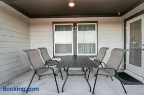 Exquisite 3 Bedroom Home in Katy - Image 2
