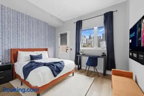 Spacious 3BR Downtown Hub Workspace & Fast WiFi - Image 2