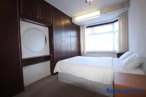 Hill Crescent - Image 4