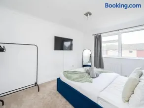 Modern 3 Bed Flat In Horsham - Image 1
