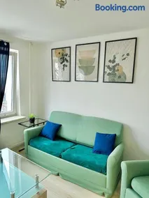 Varsovian Chic - Stylish 2BR in City Center with Balcony & Views - Image 1