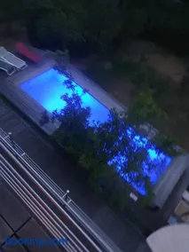 Aussichtszimmer mit modernem Glasbad und Balkon - Image 2