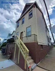 Spacious 2BR South Side Retreat - Free Parking - Fast WiFi - Image 1