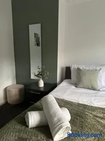 Prime Location, 2 Bedrooms, Perfect For Business Stays - Image 2
