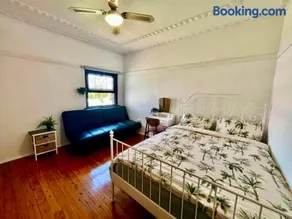 Spacious Private Room Near Airport and Transport - Image 4