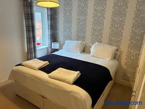 Spacious 2 Bedroom Apartment in Ascot - Image 4