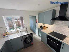 Spacious 4 Bed Canterbury Home Free Parking & Garden - Image 2
