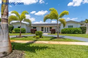 Hollywood Paradise Luxury 4BR 3BA Home and Outdoor Fun with Heated Pool - Image 2