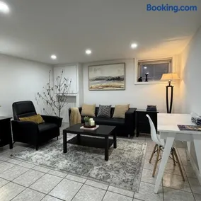 Modern Private 2-Bedroom Guest Suite l Free Parking l Self Check-in! - Image 2