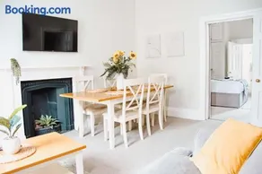 BRAND NEW LISTING Beautiful 2 bedroom apartment - Image 2