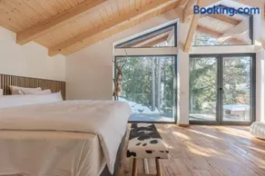 Luxury chalet with panoramic views, sauna, hot tub & cinema - Image 2