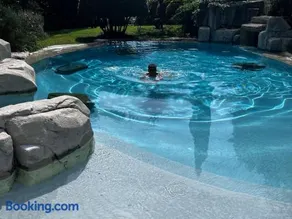 Bel appartement design entouré de nature avec piscine - Image 1