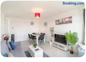 Cozy 1BR Apartment in Stratford with City View - Image 3