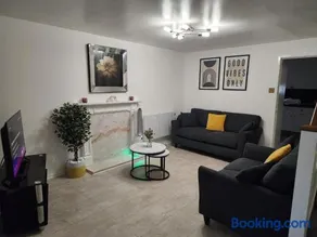 My Holiday Home -2 Bed House-Free Parking - Image 3