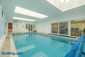 6 Bed in Hersham oc-t29211 - Image 2
