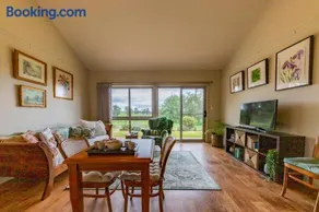 Meander Retreat - King Suite with rural views - Image 1