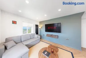 Cosy Flat with Stunning Views - Image 3