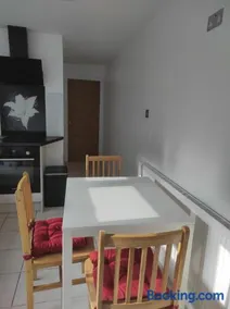 Cosy Private Home in London with Garden - Image 2