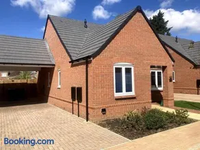 Robins Nest Luxury Bungalow - Image 4