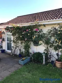 Annexe in lymington with private use of hot tub - Image 2