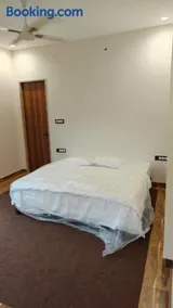 Royal Escape Lake Resort - Image 2