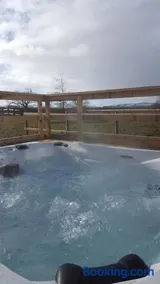 Ruth's Repose Shropshire Country Retreat with private hot tub & Stunning Views - Image 1