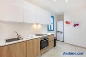 FL56 - New 3storey House - private entrance & roof - Image 2